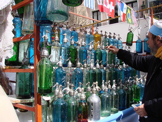 2-Buenos Aires-San Telmo-belle collection de bouteille a soda une institution en Argentine.jpg